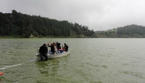 Membres de l'equip de recerca viatgen en barca a les zones més remotes de l'estudi. Font: Sergi Pla.