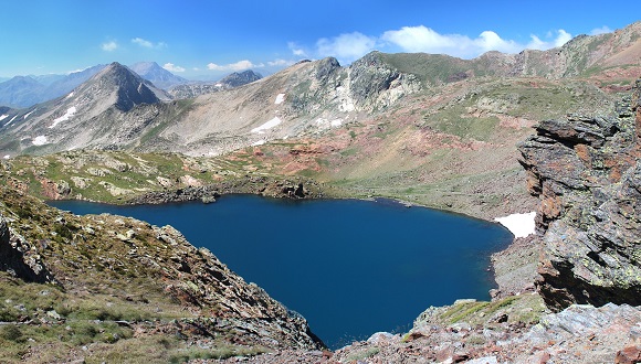 Los investigadores recogieron muestras de más de 220 lagos de montaña
