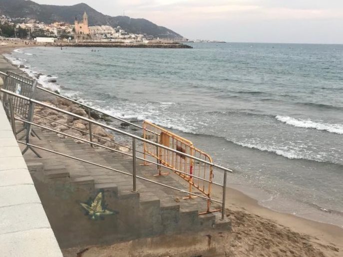 Sitges beach was fenced off due to the coastal erosion in July 2023. Photo: Annelies Broekman.